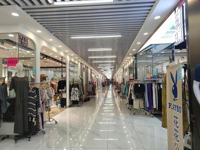 到點就關門？即墨服裝市場深夜閉門困客，商戶嘆息 剛回流的人氣又散了
