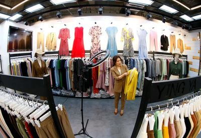 不愛名牌的年輕人，為何扎堆服裝批發市場？