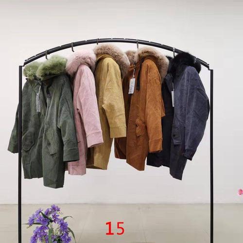 廣州沙河服裝批發市場 2019秋冬女裝新風尚，碎花雪紡與蕾絲系帶的時尚魅力